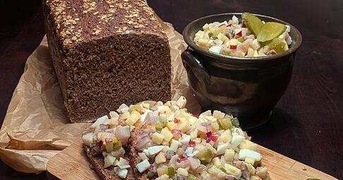 Fein gew&uuml;rfelt landet das H&auml;ckerle mit salzigem Matjes, s&uuml;&szlig;em Apfel, gekochtem Ei und knackigen Gurken auf dem Brot.