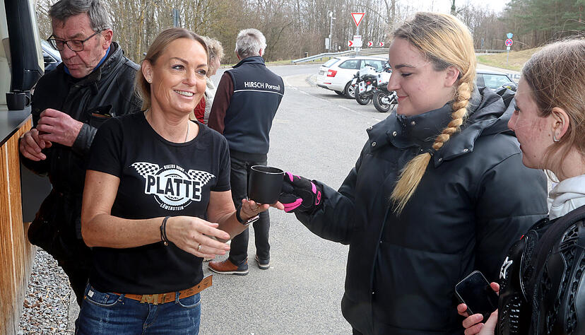 Normalerweise darf Sina Fierling nicht drau&szlig;en vor dem Kiosk bewirten. Nur f&uuml;rs Foto reicht sie Fabia aus &Ouml;hringen den Kaffeebecher.