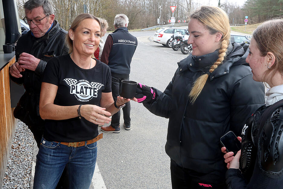 Normalerweise darf Sina Fierling nicht drau&szlig;en vor dem Kiosk bewirten. Nur f&uuml;rs Foto reicht sie Fabia aus &Ouml;hringen den Kaffeebecher.