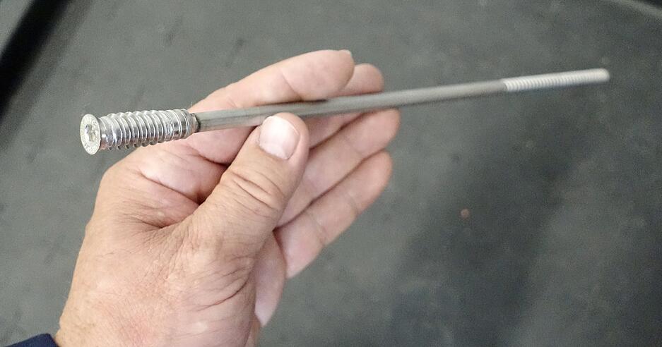 Eine der Spezialit&auml;ten von Reisser, eine besonders lange Distanzschraube, deren Verl&auml;ngerung angeschwei&szlig;t wurde.