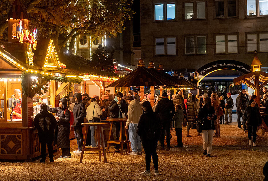 Der Käthchen Weihnachtsmarkt beginnt in der Fleiner Straße und führt zu den zentralen Plätzen an der Kilianskirche und rund um den Marktplatz, wo auch die Bühne an der Rathaustreppe aufgebaut ist.