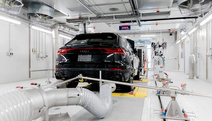 Auf Prüfständen wie der Klima-Höhenkammer werden bei Audi in Neckarsulm Fahrzeuge samt Motoren unter Extrembedingungen getestet.