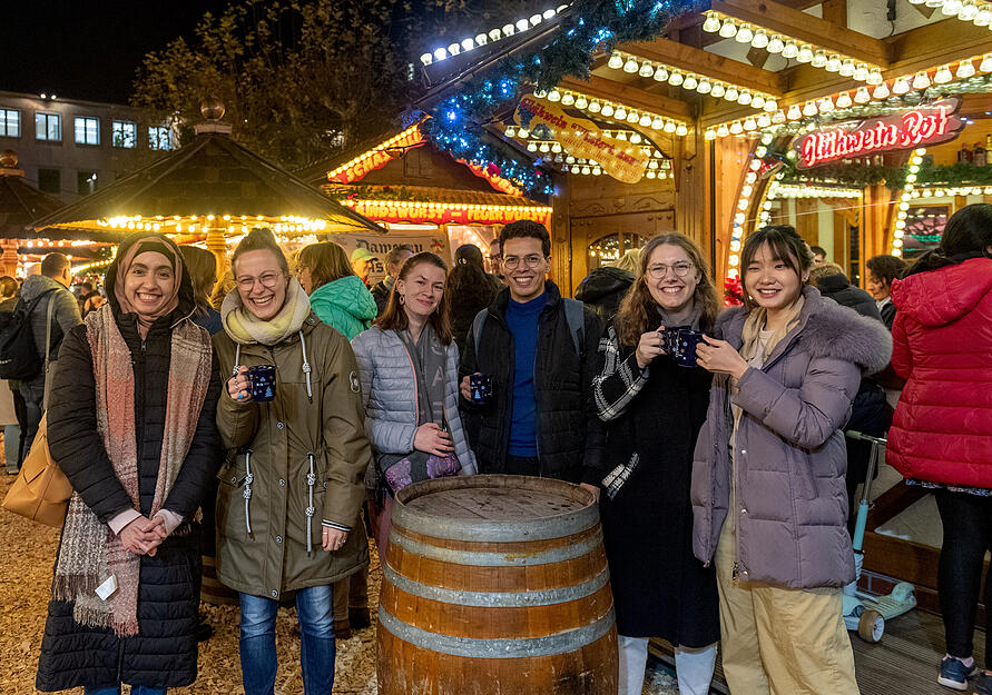 Die Besucher genießen Glühwein, die traditionelle Marktwurst oder die angebotenen Süßigkeiten der rund 65 Anbieter.