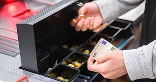 Eine Bettlerin bringt eine 16-J&auml;hrige in Heilbronn an der Kasse um &uuml;ber 70 Euro.