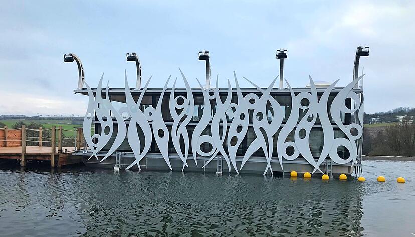 Das selbstfahrende Saunaboot auf dem See der Badewelt ist bislang weltweit einmalig. Gebaut wurde es in Sachsen-Anhalt.
Foto: Elfi Hofmann