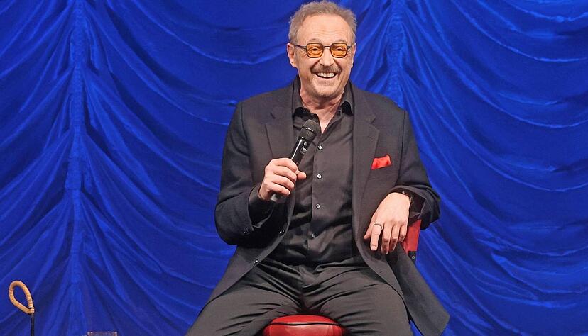 &bdquo;Das war jetzt Schm&auml;h&ldquo;, sagt er, &bdquo;Fake News&ldquo;, und grinst irre: Josef Hader in der Harmonie Heilbronn.