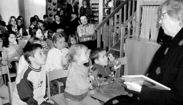 Die Kinder h&ouml;rten gespannt zu, als Doris Lott ihnen eine "b&auml;renstarke Geschichte" erz&auml;hlte. (Foto: Manfred Dod)