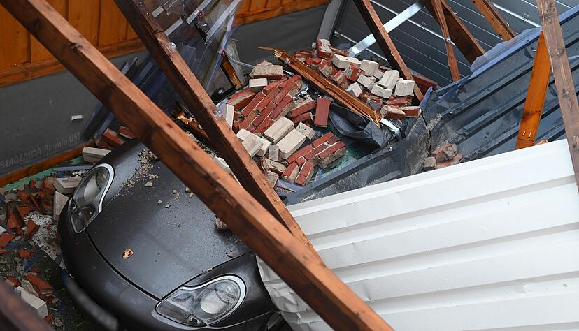 Der Orkan «Zeynep» hat das Dach über einem  Porsche zum Einsturz gebracht.