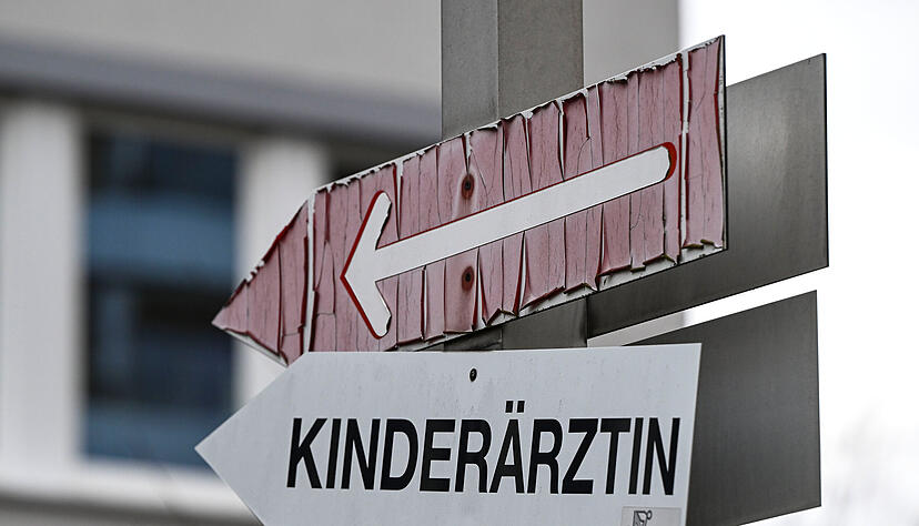 Ein Pfeil weist den Weg zu einer Kinder&auml;rztin. Nicht immer findet sich eine Praxis.