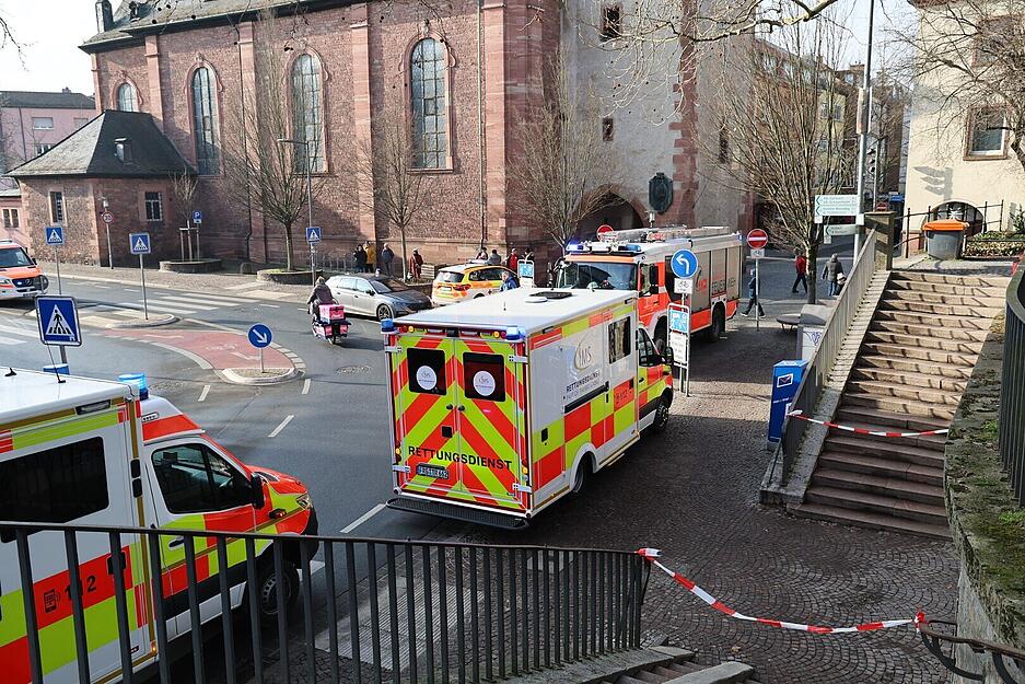 Fahrzeuge von Feuerwehr und Rettungsdiensten stehen in der Nähe desTatortes in Aschaffenburg.
