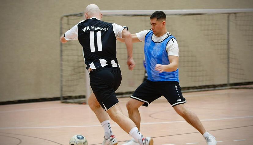 Beim Ü30-Hallenturnier in Neuenstadt ist Trainer Manuel Fischer noch selbst für den VfR Heilbronn aktiv gewesen – nun lässt er seine Mannschaft zwischen zwei Testspielen in der Halle ran. Beim Ü30-Hallenturnier in Neuenstadt ist Trainer Manuel Fischer noch selbst für den VfR Heilbronn aktiv gewesen – nun lässt er seine Mannschaft zwischen zwei Testspielen in der Halle ran.