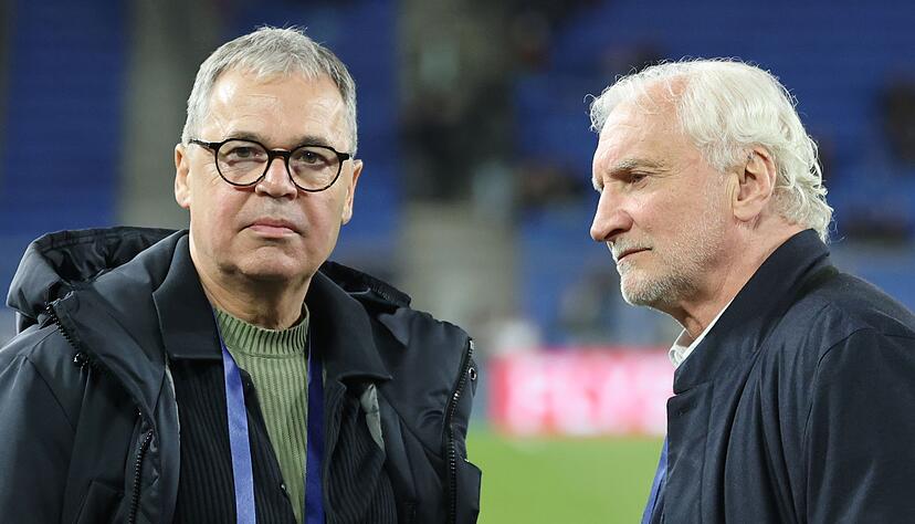 DFB-Gesch&auml;ftsf&uuml;hrer Andreas Rettig (l) hatte zuletzt &uuml;ber das Pr&auml;mien-Problem gesprochen. (Archivbild)