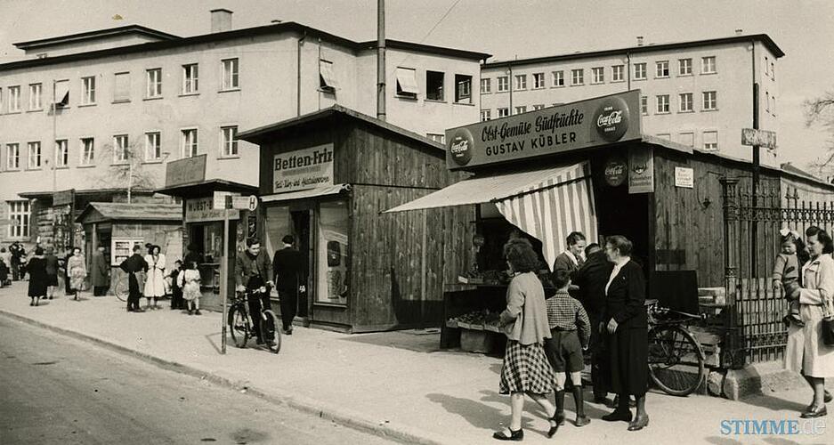 Im dritten Stock des Hauptpostgebäudes an der Allee nehmen im Juni 1947 die Post-Lichtspiele ihren Betrieb auf (Aufnahme von 1950). Lizenzträger ist Kaufmann Ludwig Stern. 1949 weiht er das Scala am Uhlandsplatz ein.