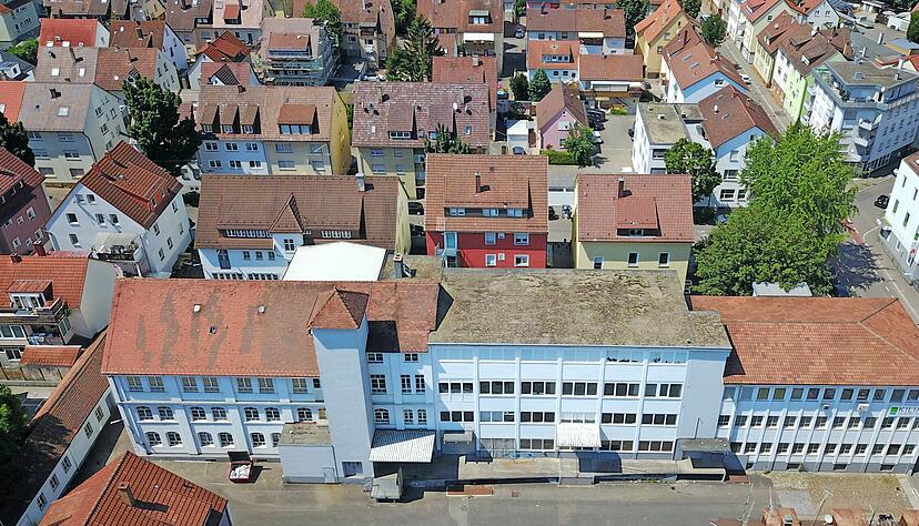 In die teils historischen, blau gestrichenen Gebäude der Firma Kilian Verpackungen an der Wollhausstraße werden Loft-Wohnungen eingebaut.
Foto: Archiv/Paulus GmbH In die teils historischen, blau gestrichenen Gebäude der Firma Kilian Verpackungen an der Wollhausstraße werden Loft-Wohnungen eingebaut.
Foto: Archiv/Paulus GmbH