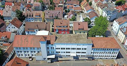In die teils historischen, blau gestrichenen Gebäude der Firma Kilian Verpackungen an der Wollhausstraße werden Loft-Wohnungen eingebaut.
Foto: Archiv/Paulus GmbH In die teils historischen, blau gestrichenen Gebäude der Firma Kilian Verpackungen an der Wollhausstraße werden Loft-Wohnungen eingebaut.
Foto: Archiv/Paulus GmbH