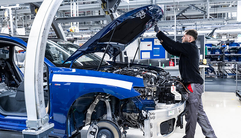 Bei Audi fallen bis Ende 2029 insgesamt 7500 Stellen sozialverträglich weg. Zugleich wurde aber die Beschäftigungsgarantie verlängert. Bei Audi fallen bis Ende 2029 insgesamt 7500 Stellen sozialverträglich weg. Zugleich wurde aber die Beschäftigungsgarantie verlängert.