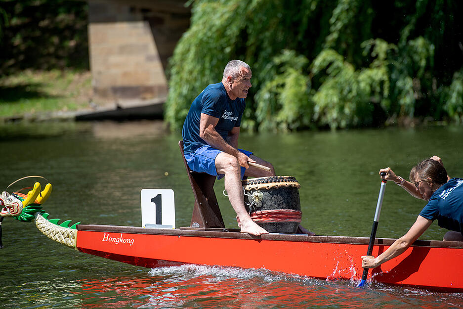 Der Alte Neckar in Heilbronn verwandelte sich in eine Rennstrecke: Mehrere Sportler haben sich beim Böckinger Drachenbootcup gemessen und um Platz 1 gepaddelt. Während die Zuschauer vom Ufer aus anfeuerten, sorgten die Sportler selbst mit teils bunten Kostümen für gute Laune. Der Alte Neckar in Heilbronn verwandelte sich in eine Rennstrecke: Mehrere Sportler haben sich beim Böckinger Drachenbootcup gemessen und um Platz 1 gepaddelt. Während die Zuschauer vom Ufer aus anfeuerten, sorgten die Sportler selbst mit teils bunten Kostümen für gute Laune.