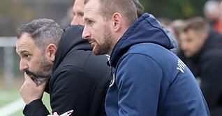 Trainer Manuel Fischer (vorne) will mit seinem VfR Heilbronn beim Spitzenreiter Young Boys Reutlingen gewinnen.