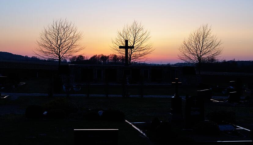 Rund um den Sonnenuntergang findet in der Balzzeit der Rebh&uuml;hner die j&auml;hrliche Z&auml;hlung statt. Der Rundgang mit Helfern an Feldern in Brockum in Niedersachsen startet in der N&auml;he des Friedhofes.