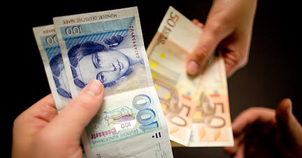 Euro und D-Mark.  Foto: dpa/Archiv