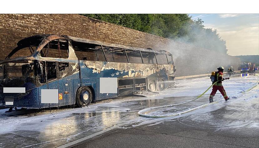 Reisebus brennt auf A81 aus