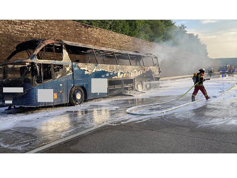 Reisebus brennt auf A81 aus