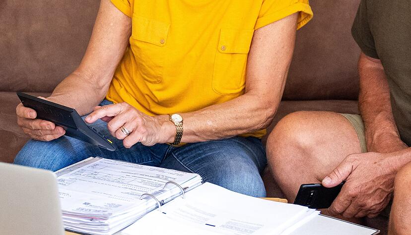 Zur Abgabe einer Steuererklärung verpflichtet sind Rentnerinnen und Rentner immer dann, wenn ihr zu versteuerndes Einkommen den jährlichen Grundfreibetrag übersteigt. Zur Abgabe einer Steuererklärung verpflichtet sind Rentnerinnen und Rentner immer dann, wenn ihr zu versteuerndes Einkommen den jährlichen Grundfreibetrag übersteigt.