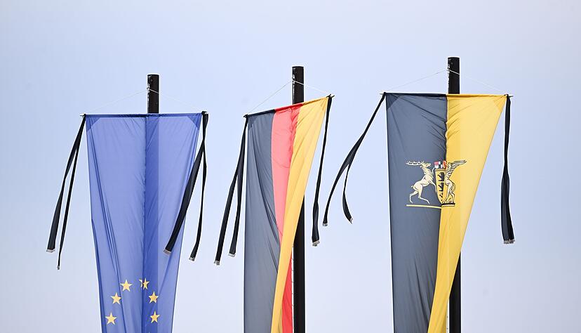 An den Flaggen am Landtag wurde ein Trauerflor angebracht.