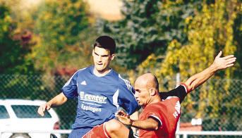 In die Parade gefahren beziehungsweise gegr&auml;tscht: Der M&uuml;hlbacher Bernd Oswald (unten) bringt hier Johannes Kaya vom FC Berwangen zu Fall. Im Hintergrund beobachtet Benjamin Reimold die Szene.Foto: Alexander Bertok