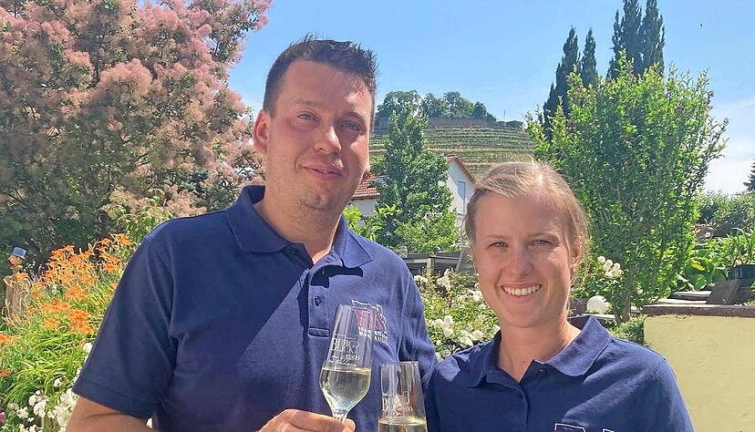 Christina Kircher und Stefan Weber im Garten mit "Burgblick".
Foto: Krauth Christina Kircher und Stefan Weber im Garten mit "Burgblick".
Foto: Krauth