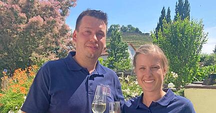 Christina Kircher und Stefan Weber im Garten mit "Burgblick".
Foto: Krauth Christina Kircher und Stefan Weber im Garten mit "Burgblick".
Foto: Krauth