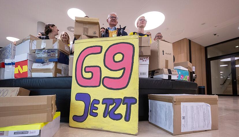 Mit Kartons voll Unterschriften hat sich eine Elterninitiative f&uuml;r eine R&uuml;ckkehr zum neunj&auml;hrigen Gymnasium f&uuml;r alle Klassen eingesetzt. (Archivbild)