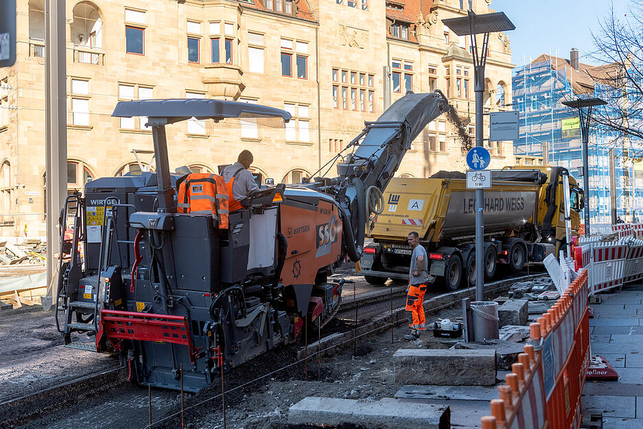 Der Willy-Brand-Platz wird komplett aufgerissen, in der Gleisanlage am Bahnhofsvorplatz sammeln sich Bauschutt und Betonsteine, Baugruben legen den Blick in die Erde frei.