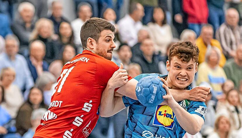 Yannik Polifka (rechts) wird von Julian Reinhardt gebremst. Aber der TSB Horkheim konnte sich gegen den TSV Neuhausen/Filder durchsetzen.
Foto: Lina Bihr Yannik Polifka (rechts) wird von Julian Reinhardt gebremst. Aber der TSB Horkheim konnte sich gegen den TSV Neuhausen/Filder durchsetzen.
Foto: Lina Bihr