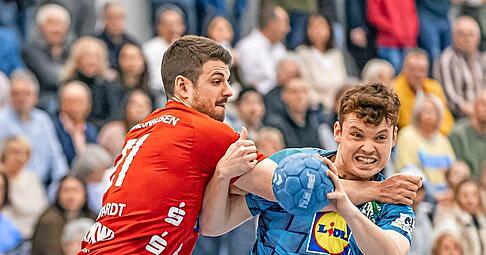 Yannik Polifka (rechts) wird von Julian Reinhardt gebremst. Aber der TSB Horkheim konnte sich gegen den TSV Neuhausen/Filder durchsetzen.
Foto: Lina Bihr
