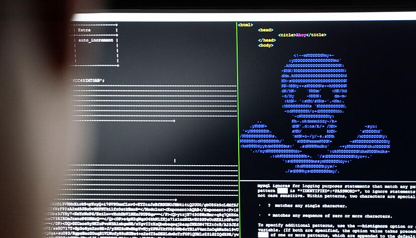 En Angeklagter vor dem Stuttgarter Landgericht soll mit Schadstoffsoftware zahlreiche Unternehmen erpresst haben.(Illustration)