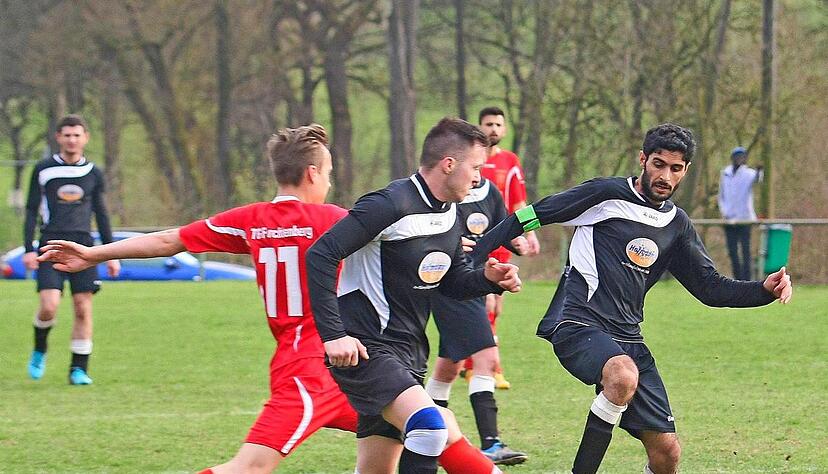 Umkämpft war die Partie zwischen Phoenix Nagelsberg und der TG Forchtenberg mit Omar Ali (rechts). Dei TG gewann mit 5:2.Foto: Kurt Gesper Umkämpft war die Partie zwischen Phoenix Nagelsberg und der TG Forchtenberg mit Omar Ali (rechts). Dei TG gewann mit 5:2.Foto: Kurt Gesper