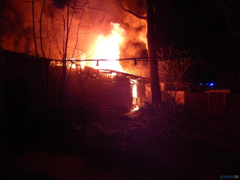 Anwohner sahen die meterhohen Flammen am Montagabend schon aus der Ferne.