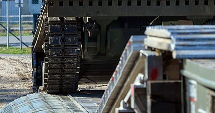 Ein Panzer wird zum Transport verladen. Symbolfoto: dpa