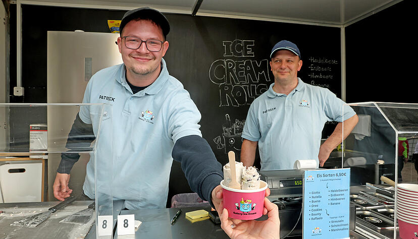 Patrick Wydrzynski (links) verdient sich mit seiner Idee, Eiscremerollen mit frischen Zutaten &minus; etwa mit Blaubeeren und Cookies &minus; selbst herzustellen, sein Studium. Beim Hacken, Kneten und Rollen hilft ihm sein Vater.