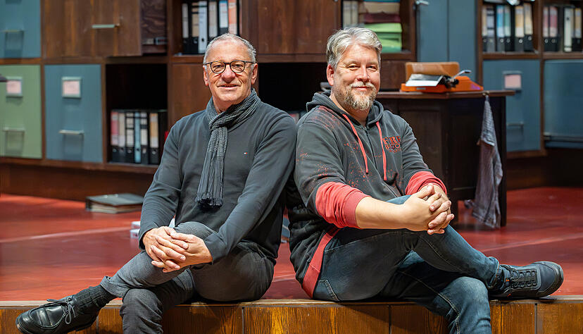 Regisseur Axel Vornam (links) und Schauspieler Oliver Firit in der Kulisse für „Der zerbrochne Krug“ von Bühnenbildner Tom Musch. Regisseur Axel Vornam (links) und Schauspieler Oliver Firit in der Kulisse für „Der zerbrochne Krug“ von Bühnenbildner Tom Musch.