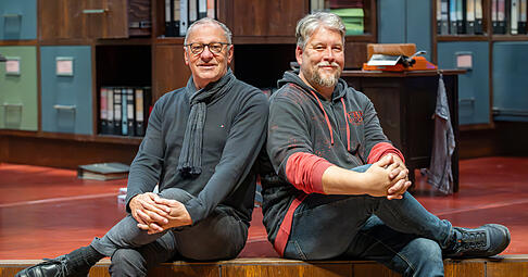 Regisseur Axel Vornam (links) und Schauspieler Oliver Firit in der Kulisse für „Der zerbrochne Krug“ von Bühnenbildner Tom Musch. Regisseur Axel Vornam (links) und Schauspieler Oliver Firit in der Kulisse für „Der zerbrochne Krug“ von Bühnenbildner Tom Musch.