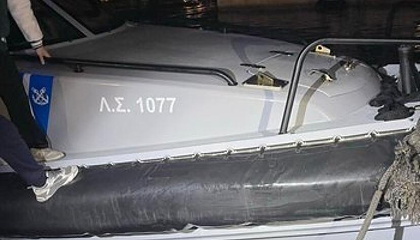 Das beschädigte Patrouillenboot der griechischen Küstenwache nach der Kollision mit dem Boot der Migranten. Das beschädigte Patrouillenboot der griechischen Küstenwache nach der Kollision mit dem Boot der Migranten.