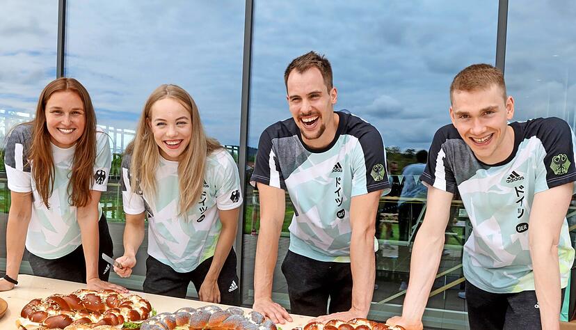 Olympische Stärkung vor dem Abflug nach Japan: Die Neckarsulmer Schwimmer Annika Bruhn, Marie Pietruschka, Fabian Schwingenschlögl und Henning Mühlleitner (von links) werden nach Tokio verabschiedet.
Foto: Ralf Seidel Olympische Stärkung vor dem Abflug nach Japan: Die Neckarsulmer Schwimmer Annika Bruhn, Marie Pietruschka, Fabian Schwingenschlögl und Henning Mühlleitner (von links) werden nach Tokio verabschiedet.
Foto: Ralf Seidel