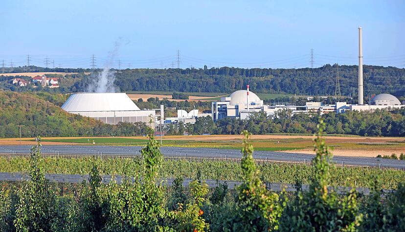 Auch im ersten Quartal des neuen Jahres könnte es aus dem Kühlturm des GKN dampfen: Der Reservebetrieb wird immer wahrscheinlicher.
Foto: Archiv/Seidel