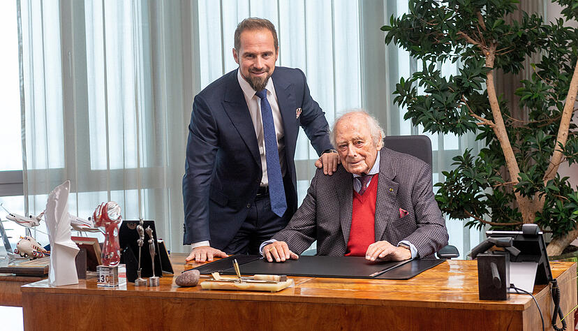 Interview mit Reinhold (rechts) und Benjamin Würth: Wie arbeiten Großvater und Enkel zusammen, welche Werte teilen sie, welche neuen Ansätze verfolgt der Neue? Interview mit Reinhold (rechts) und Benjamin Würth: Wie arbeiten Großvater und Enkel zusammen, welche Werte teilen sie, welche neuen Ansätze verfolgt der Neue?