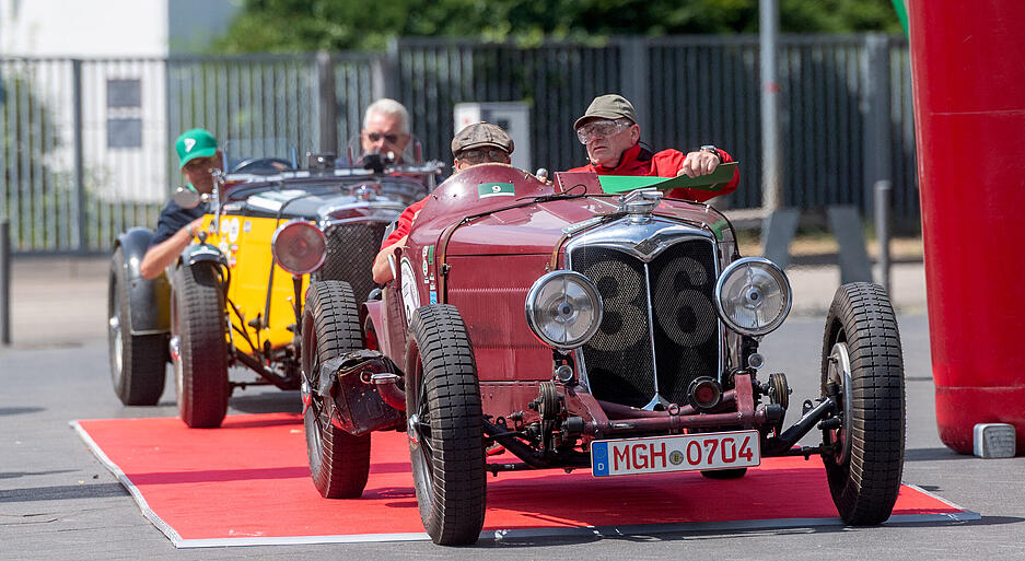 Besucher konnten die Oldtimer im Rahmen der Rallye "ADAC Heidelberg Historic" am Audi Forum Neckarsulm betrachten.
