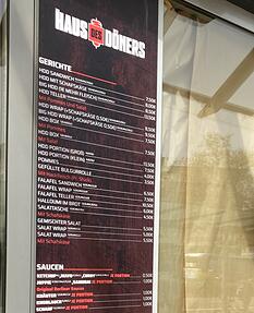 Die Menü- und Preisliste der Heilbronner Filiale von "Haus des Döners" hängt schon in der Allee aus. Die Menü- und Preisliste der Heilbronner Filiale von "Haus des Döners" hängt schon in der Allee aus.