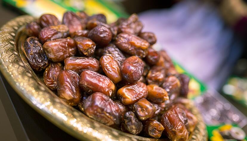 Aus getrockneten Datteln lässt sich Dattelpaste herstellen. Dazu 100 Gramm getrocknete Datteln in 70 Milliliter Wasser einweichen und dann mit dem Pürierstab cremig mixen. Aus getrockneten Datteln lässt sich Dattelpaste herstellen. Dazu 100 Gramm getrocknete Datteln in 70 Milliliter Wasser einweichen und dann mit dem Pürierstab cremig mixen.