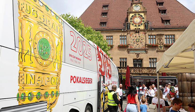 Der Mannschaftsbus des VfB Stuttgart parkt auf dem Marktplatz Heilbronn. Das wird sich in diesem Sommer nicht wiederholen.